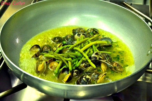 spaghetti alla chitarra saltati con vongole ed asparagi